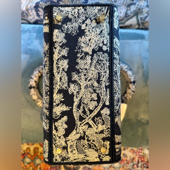 100% Authentic Dior: Medium Lady D-Lite Bag, Canvas Blue Toile de Jouy Embroider - Picture 12 of 15